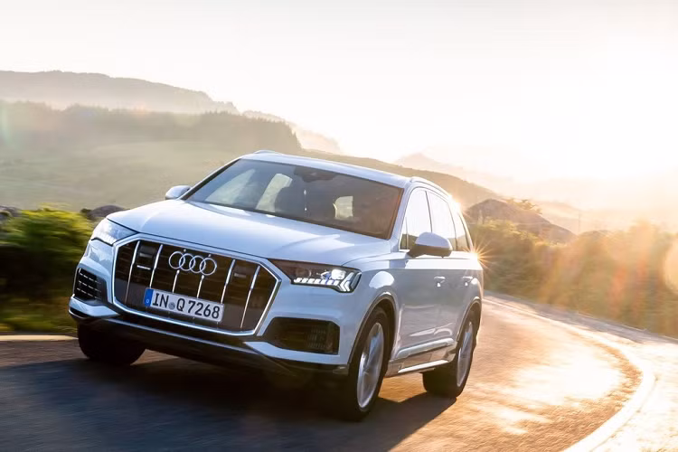 Audi Q7 2020 có kích thước tổng thể dài x rộng x cao lần lượt là 5.063 x 1.970 x 1.741 (mm). Chiều dài trục cơ sở đạt 2.994 mm. So với phiên bản trước, Q7 facelift dài hơn 11 mm trong khi trục cơ sở không đổi.