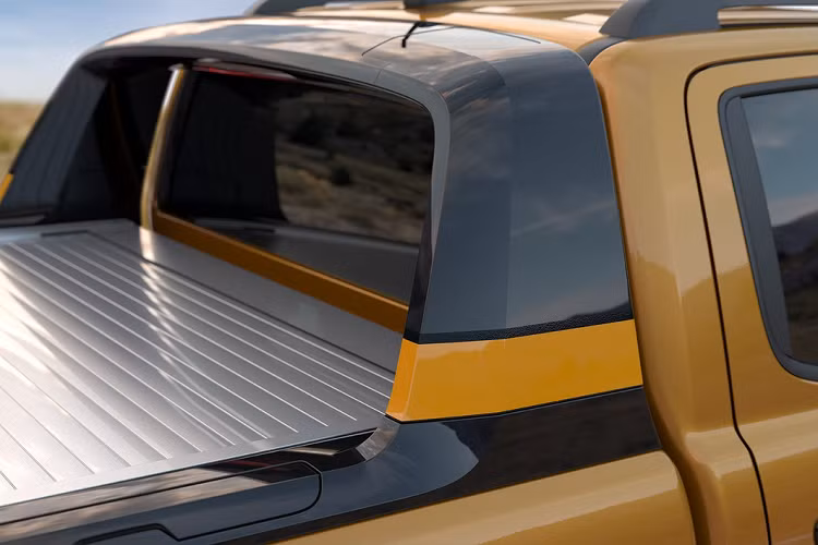 Ford trang bị cho phiên bản này nắp thùng sau chỉnh điện, người dùng có thể đóng/mở nắp bằng chìa khóa, công tắc gắn trong ca-bin hoặc trong thùng sau.