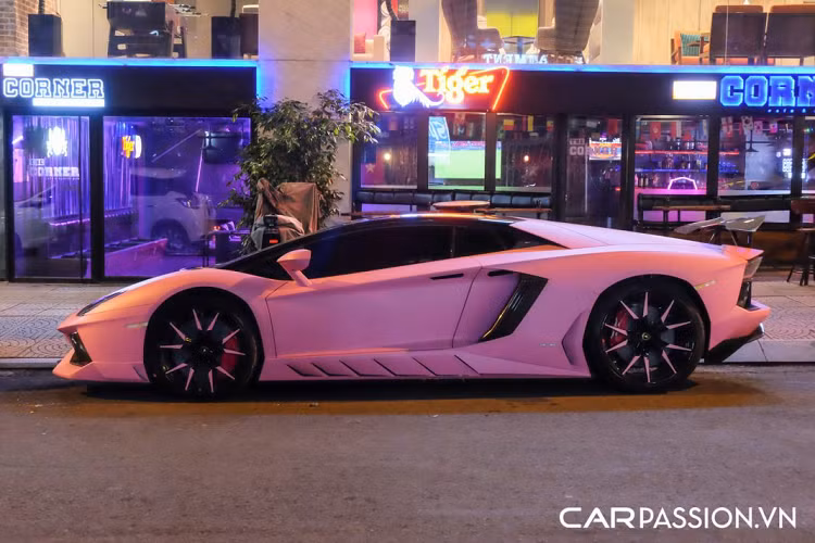 Lamborghini Aventador LP700-4 sử dụng động cơ V12 hút khí tự nhiên, có dung tích 6.5 lít, sản sinh công suất tối đa lên đến 700 mã lực tại vòng tua máy 8.250 vòng/phút và mô men xoắn cực đại đạt mức 690 Nm tại vòng tua 5.500 vòng/phút. “Siêu bò” chỉ mất 2,9 giây để tăng tốc từ 0-100 km/h, trước khi đạt tốc độ tối đa 349 km/h. Tuy nhiên, sức mạnh của xe còn được gia tăng đáng kể sau khi được hiệu chỉnh ECU, kết hợp cùng hệ thống ống xả độ giúp cho công suất máy của xe đạt mức 800 mã lực.