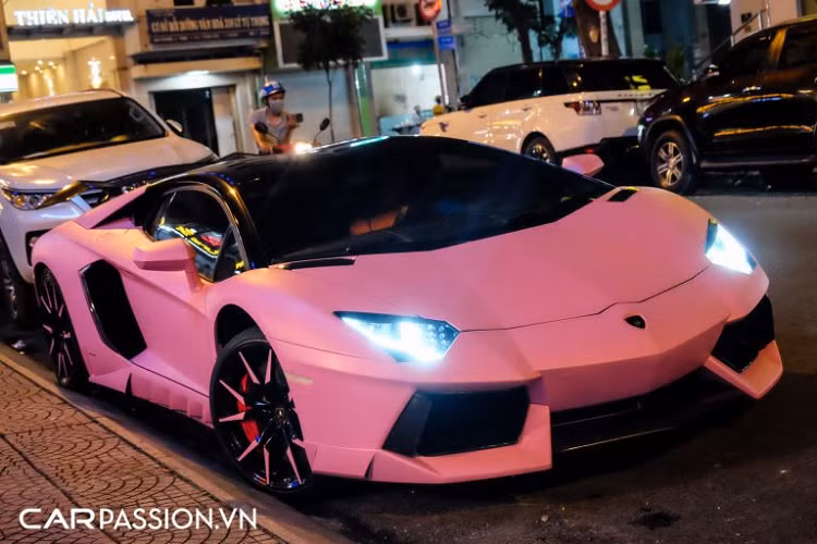Mới đây nhất, “siêu bò” Lamborghini Aventador LP700-4 độ thuộc sở hữu của một người chơi xe tại Sài Gòn đã bất ngờ xuất hiện trên đường phố với lớp decal màu hồng nhám (Matte Pink) đầy cá tính. Trong thời gian qua, rất nhiều chủ xe tại Việt Nam đã lựa chọn gam màu hồng nhằm thể hiện cá tính của bản thân trên những mẫu xe tiêu biểu như : Alfa Romeo 4C Launch Edition, Rolls-Royce Wraith, McLaren 650S Spider,…, tạo nên một trào lưu mới cho giới chơi xe trong nước.