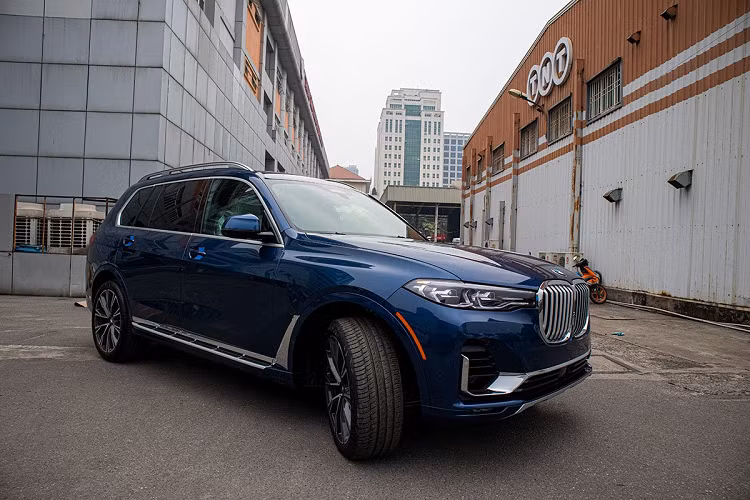 Ra mắt thị trường toàn cầu vào tháng 3/2019, mẫu xe sang BMW X7 2020 hoàn thiện bộ sưu tập gia đình X-Family của thương hiệu Đức với tư cách "anh cả" trong dòng xe SUV so với các mẫu xe như X5, X3... Để cho ra đời chiếc xe ôtô mới BMW X7, thương hiệu xe sang đến từ Đức đã phải mất đến 12 năm để nghiên cứu, sản xuất và trình làng một mẫu xe SUV cỡ lớn nhưng vẫn mang lại trải nghiệm "rất BMW".