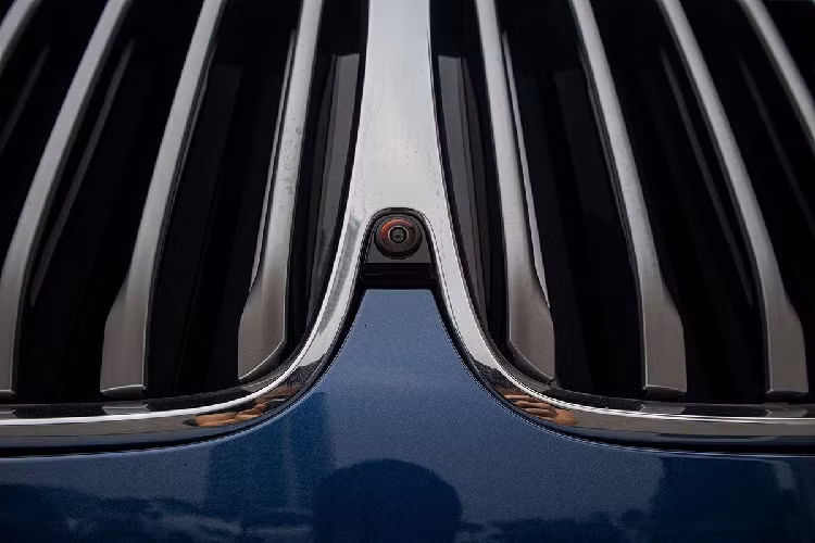 Cụ thể, BMW X7 2020 sở hữu lưới tản nhiệt hình quả thận cỡ lớn và được thiết kế hoàn toàn bằng crom, khi nổ máy những thanh chắn tối màu sẽ mở ra đảm nhận trách nhiệm khuếch tán nhiệt mà động cơ toả ra. Trung tâm lưới tản nhiệt là một camera quan sát phía trước trong gói trang bị camera 360 độ.