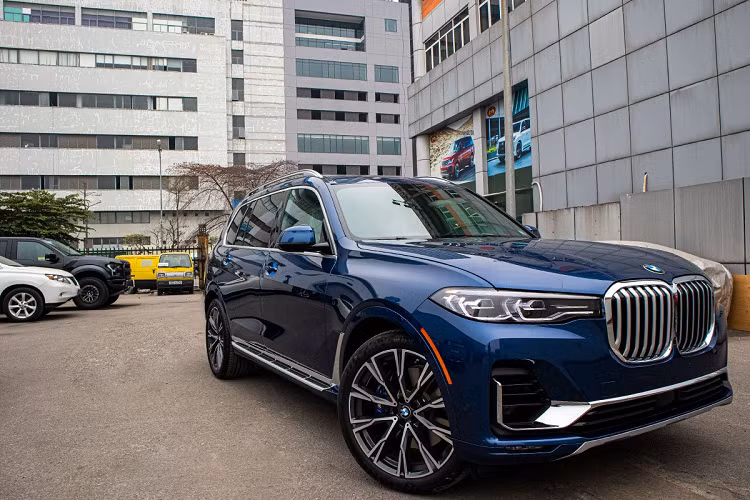 BMW X7 2020 tại Việt Nam hiện được các đại lý tư nhân bán ra ở mức 7,15 tỷ đồng, rẻ hơn khá nhiều so với hàng chính hãng cùng những công nghệ an toàn cao cấp hơn.