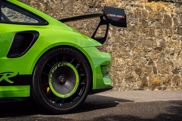 Về mặt hiệu năng, Manthey-Racing sẽ không nâng cấp động cơ cho 911 (991.2) GT3 RS. Xe vẫn sử dụng động cơ boxer 6 xylanh, dung tích 4.0 lít hút khí tự nhiên.
