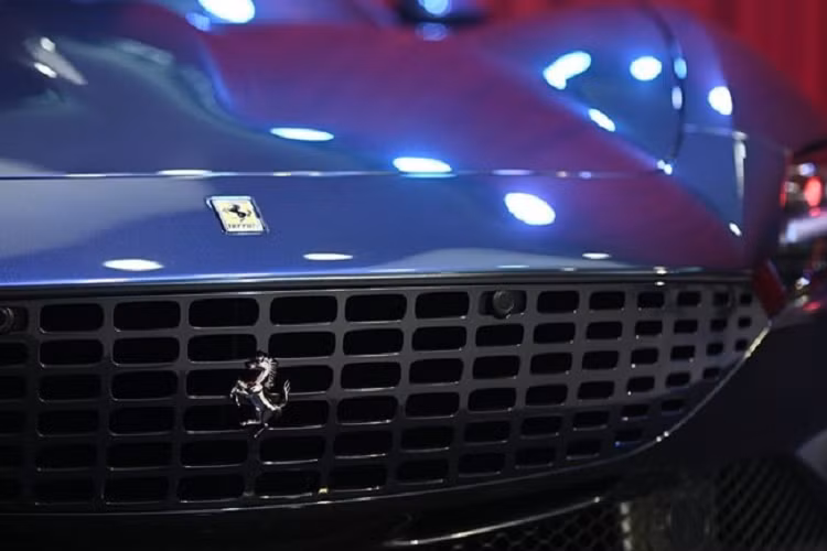 Hàng ghế sau trên siêu xe Ferrari Roma vẫn đủ chỗ cho người lớn ngồi nhưng tất nhiên là không thoải mái như các mẫu xe sedan.