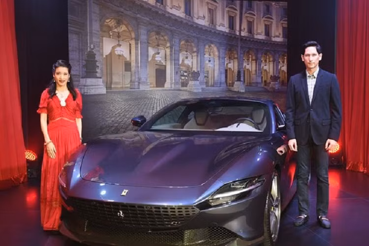 Siêu xe 4 chỗ Ferrari Roma sẽ có mức giá bán từ 21,23 triệu Baht, tương đương 15,9 tỷ đồng tại thị trường Thái Lan và hiện chưa rõ có đại gia Việt nào đã để mắt đến mẫu siêu xe 4 chỗ ngồi của hãng Ferrari hay chưa. Nhưng việc các đại gia Thái liên tục đón nhận các siêu xe mới toanh của Ferrari khiến không ít bạn trẻ mê xe tại Việt Nam phát hờn.