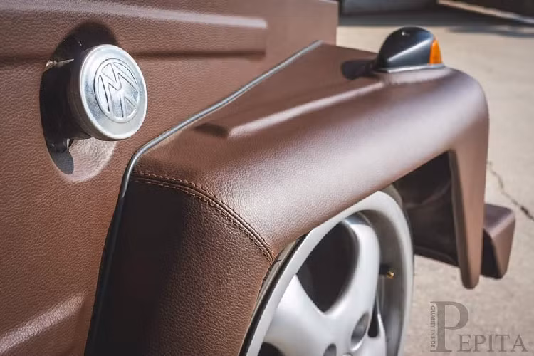 Chiếc xe Volkswagen đặc biệt này đã được độ bởi công ty bọc đệm ôtô Hungary mang tên Pepita, và nó có toàn bộ ngoại thất bọc da màu nâu. Đúng vậy, nhấn mạnh một lần nữa là “ngoại thất” xe được bọc da chứ không là nội thất, cho dù đúng là nội thất cũng có được bọc da một phần.