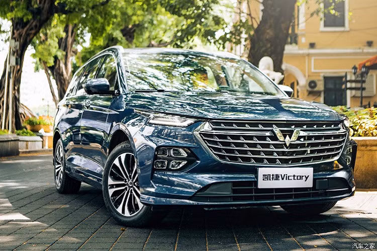 Vào hồi tháng 8 năm nay, Wuling - thương hiệu liên doanh giữa tập đoàn General Motors, công ty SAIC và Wuling Motors - đã tung ra những hình ảnh chính thức của mẫu MPV cỡ trung hoàn toàn mới mang tên Victory. Mãi đến nay, mẫu xe này mới được tung ra thị trường Trung Quốc với giá xe Wuling Victory 2021 mới công bố bán ra từ 89.800 - 119.800 Nhân dân tệ (khoảng 310 - 413,5 triệu đồng).