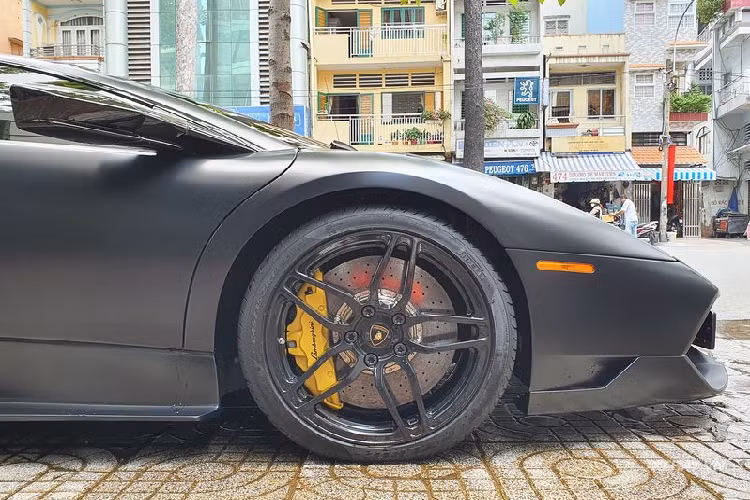 Bộ vành hợp kim 5 chấu kép sơn đen cùng lốp Pirelli hàng hiệu to bản