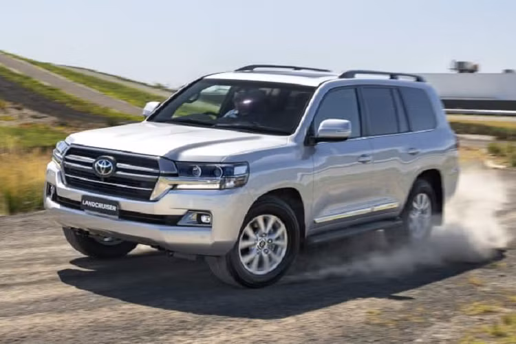 Theo trang CarAdvice, hãng xe Nhật Bản - Toyota đang chuẩn bị cho kế hoạch ra mắt một phiên bản mới của dòng SUV huyền thoại Land Cruiser với tên tên gọi Horizon Edition. Đáng chú ý, đây sẽ là phiên bản cuối cùng của dòng Toyota Land Cruiser 200 Series trước khi chính thức bị khai tử vào quý I/2021.