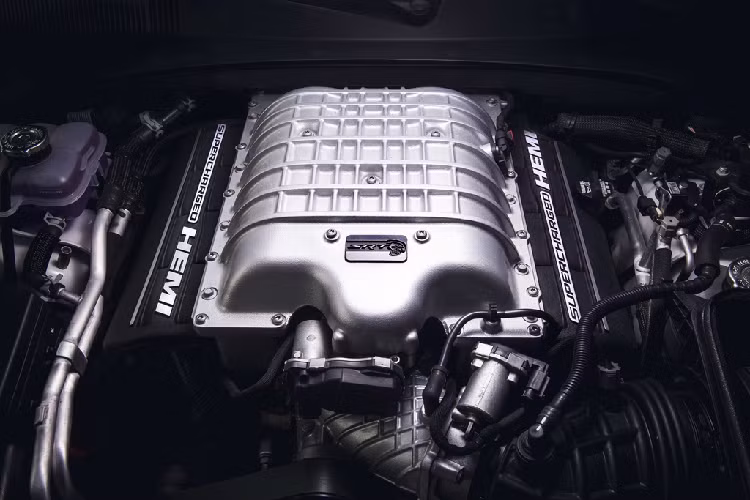 Tương tự với những lần phát triển trước, Dodge tiếp tục trang bị khối động cơ HEMI V8 Supercharged dung tích 6.2L vốn đang có trên chiếc Challenger Redeye cho chiếc Charger SRT Hellcat Redeye 2021. Khối động cơ này sản sinh công suất lên đến 808 mã lực và mô men xoắn 958 Nm. Xe được trang bị hộp số 8 cấp tự động TorqueFlite 8HP90 do ZF sản xuất.