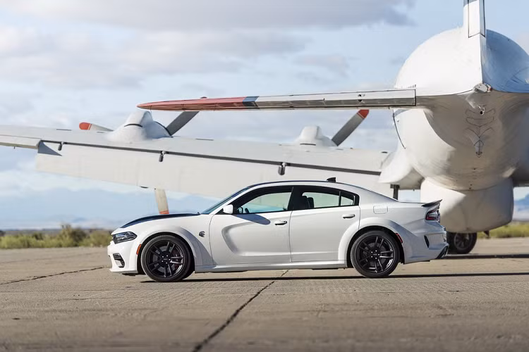 Bên cạnh đó, chiếc Charger SRT Hellcat Redeye chỉ có duy nhất một phiên bản thân rộng Widebody, khiến chiều ngang thân xe tăng thêm khoảng 89 mm. Ngoài ra, mẫu xe này nhận được thiết kế mâm thửa riêng Carbon Black khối lượng nhẹ, kích thước 20 inch, đi kèm bộ lốp hiệu suất cao Pirelli với thông số 305/35ZR20.