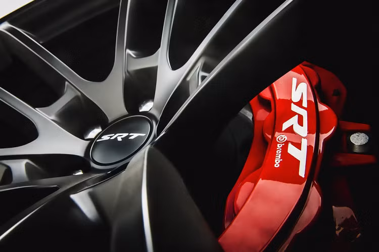 Được thiết kế và chế tạo bởi Bilstein, hệ thống treo của xe có thể thay đổi độ cứng mềm theo 3 chế độ lái là Street (Auto), Sport, Track. Hệ thống phanh do Brembo sản xuất với cấu tạo đĩa phanh đôi kích thước 15,7 inch cùng kẹp phanh 6 piston.