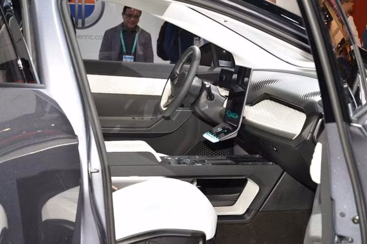 Ngoài ra, nội thất của mẫu xe SUV điện mới này không sử dụng da động vật. Theo Fisker, nội thất của Ocean sẽ được làm 100% bằng polyurethane polycarbonate và lớp nền Rayon gia cố 100%, tuy nhiên hãng không ghi chú về cách tránh những rủi ro môi trường khi sản xuất Rayon.