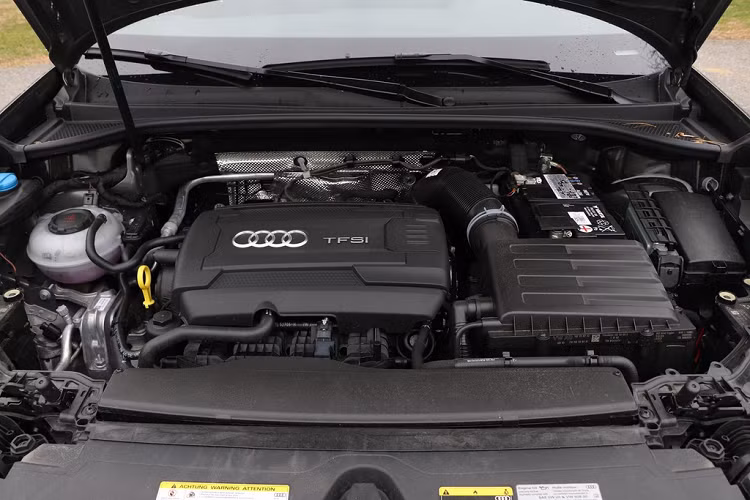 Audi cung cấp ghế bọc da với các màu Đen, Xám Rotor, Nâu Okapi và màu Be, cùng chi tiết trang trí bằng nhôm và gỗ. Khoang hành lý của Q3 không rộng như vẫn nhỉnh hơn đối thủ Mercedes-Benz GLA. Khi dựng thẳng lưng ghế sau, dung tích cốp là 671 lít, nhỏ hơn BMW X1 (767 lít). Nếu gập hàng ghế sau 40/20/40, dung tích cốp tăng lên 1.359 lít, vẫn kém BMW X1 khi gập hàng ghế sau (1.662 lít).
