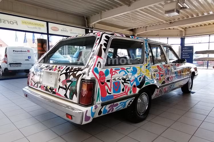 Chiếc Ford LTD Station Wagon đồng nát đã được sơn trong vòng vài ngày bởi Lilanga và đồng nghiệp trong quá trình họ ở Đức vài ngày để tham dự một triển lãm. Nghệ sĩ Poni Yengi, một người bạn của Lilanga, đã phụ trách phần đầu và đuôi xe, trong khi Lilanga thực hiện phần còn lại.