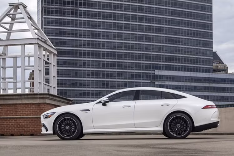 Về ngoại thất, Mercedes-AMG GT 43 thế hệ mới trông gần giống với GT53. Điều đó có nghĩa là mẫu ô tô GT43 được xem như phiên bản kéo dài của GT coupe – đối thủ của Porsche 911. Sự khác biệt lớn nhất là cabin của mẫu xe 4 cửa lớn hơn so với GT coupe.