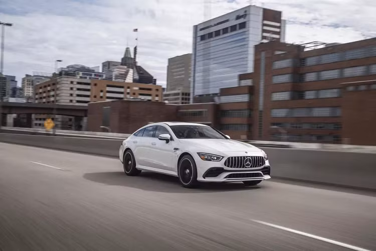 So với GT53, Mercedes-AMG GT 43 2021 có một chút khác biệt dưới nắp ca-pô. Mẫu xe hơi mới có phiên bản tinh chỉnh của động cơ 3 lít I6. Công suất đã giảm từ 429 xuống còn 362 mã lực và mô-men xoắn từ 521 Nm xuống còn 500 Nm.