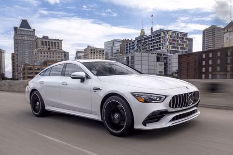Mẫu xe Mercedes-AMG GT 43 2021 mới là thành viên mới nhất trong danh sách xe sang hiệu suất cao của Mercedes-AMG đang được làm mới với phiên bản đời 2021. Được biết, Mercedes-AMG GT 43 2021 là một trong những mẫu xe giá rẻ nhất của thương hiệu và có độ cuốn hút khó cưỡng. Mẫu sedan thể thao hiện có giá khởi điểm dưới 100.000 USD nhưng vẫn hứa hẹn là một quái xế hiệu suất cao.