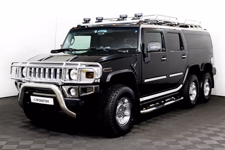 Đầu tiên, đây là một sản phẩm đến từ Rida – một công ty chuyên bọc giáp cho các dòng SUV, bán tải hạng nặng tại Nga. Được giới thiệu là mẫu xe “độc nhất vô nhị” tại xứ sở bạch dương, phiên bản Hummer H2 hàng khủng trong khi đó được bán với mức giá khá hợp lý chỉ 2.753.000 rúp Nga, tương đương gần 870 triệu đồng tiền Việt.