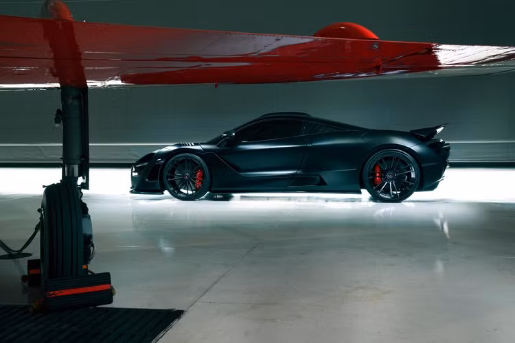 Gói độ N-Largo của hãng Novitec mang đến ngoại hình hầm hố và dữ dằn hơn cho siêu xe McLaren 720S. Các điểm nhấn trên bản độ này bao gồm nắp capô bằng carbon có thiết kế giống McLaren Senna, bộ body kit độ giúp đèn pha của McLaren 720S cá tính hơn, vòm bánh xe được mở rộng và cản va trước/sau đều được thiết kế lại hoàn toàn.
