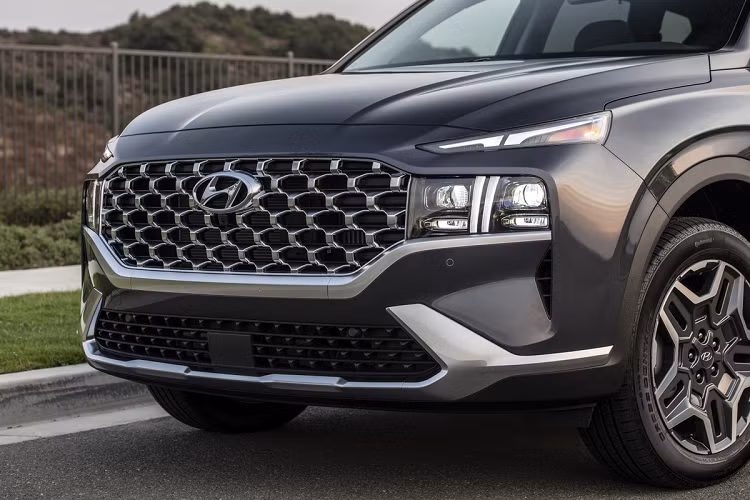 SantaFe đời 2021 là phiên bản nâng cấp giữa vòng đời của mẫu SUV này. Mẫu xe này được thay đổi khá nhiều ở đầu xe. Santa Fe bản nâng cấp có lưới tản nhiệt lớn hơn và tích hợp hệ thống đèn chiếu sáng mới.