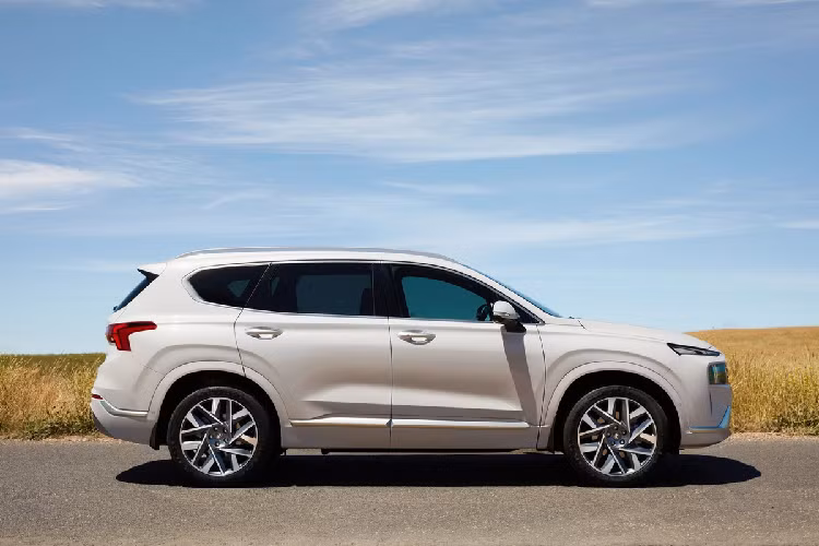 Giá xe Hyundai SantaFe Active mới có giá từ 36.400 USD cho bản động cơ xăng và 38.900 USD với bản diesel (khoảng 843 đến hơn 900 triệu đồng). Bản Elite và Highlander có giá lần lượt cho động cơ xăng và diesel là 40.800 USD, 43.400 USD và 47.000 USD, 49.700 USD (khoảng từ 945 triệu - 1,08 và 1,15 tỷ đồng).