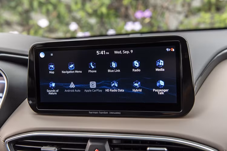 SantaFe đời 2021 đã xuất hiện tại Việt Nam cách đây vài ngày. Tuy nhiên, đại diện TC Motor cho biết chưa có kế hoạch giới thiệu và phân phối Santa Fe đời 2021 cho thị trường Việt Nam. Hiện tại, Hyundai SantaFe đang được phân phối tại Việt Nam với 6 phiên bản, giá từ 995 triệu đồng đến 1,245 tỷ đồng.