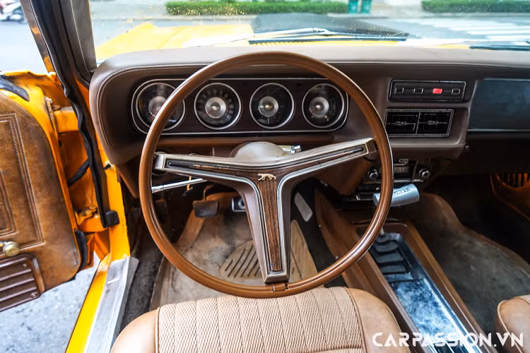Chiếc Mercury Cougar mui trần trong bài viết này thuộc phiên bản Convertible với phần mui mềm có thể đóng mở cùng ngoại thất màu vàng cam đầy nổi bật. Xe còn được trang bị phần hốc gió nắp capo màu đen mờ, cánh gió sau thể thao. Những chi tiết này khiến chiếc Cougar trở nên hầm hố hơn so với phiên bản tiền nhiệm.