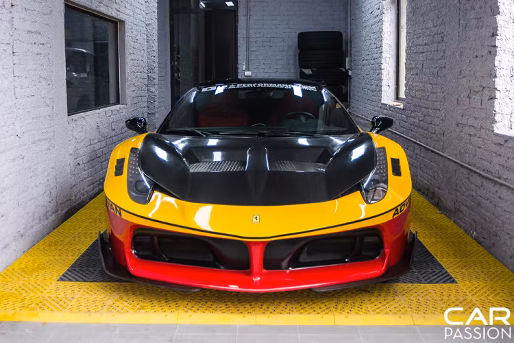Gói độ Liberty Walk cho Ferrari 458 Italia không đem đến sự thay đổi về động cơ nên chiếc xe sẽ vẫn được sử dụng động cơ V8 4.5L sản sinh công suất 570 mã lực tại 9.000 vòng/phút và mô-men xoắn cực đại 540 Nm tại 6.000 vòng/phút. Xe có khả năng tăng tốc 0-100 km/h trong 3,4 giây trước khi đạt tốc độ tối đa 325 km/h.