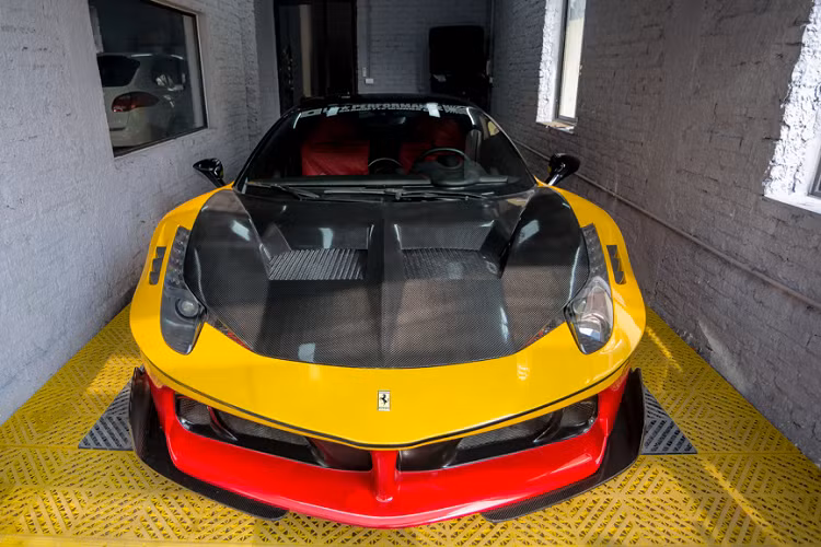 Nếu trong khoảng 5 năm vừa qua, Liberty Walk được biết đến chủ yếu với phong cách gắn các ốp vè thân rộng bằng phương pháp sử dụng đinh tán thì cho đến gần đây, Liberty Walk đã mang đến dòng sản phẩm LB-Silhouette Works với phong cách mới cho một số mẫu xe phổ biến như siêu xe Ferrari 458 Italia, Nissan GT-R R35, Lamborghini Huracan,…