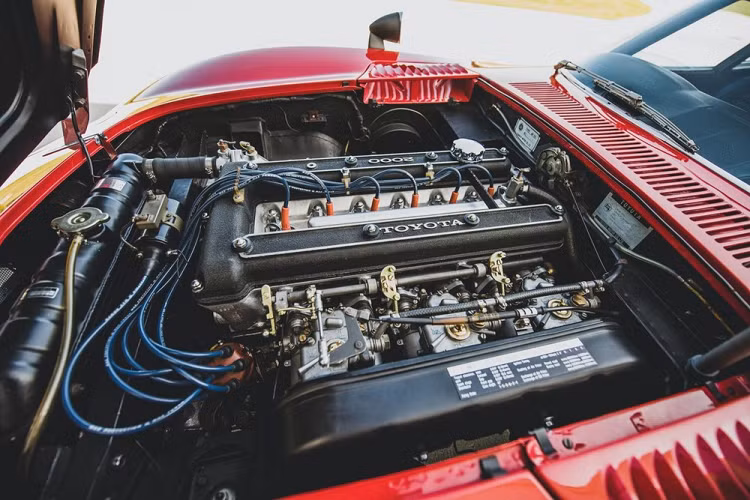 Chiếc Toyota 2000GT 1967 được miêu tả bởi nhà bán đấu giá là có “vẻ ngoài rất chân thực và phù hợp, với các chi tiết hoàn thiện chính xác cho khoang động cơ và thân vỏ ăn khớp.” Nội thất trông cũng rất chặt chẽ và sắc nét với chỉ chút gỉ không đáng kể, và mặt táp lô và vô lăng bằng gỗ vẫn trong tình trạng tuyệt vời.