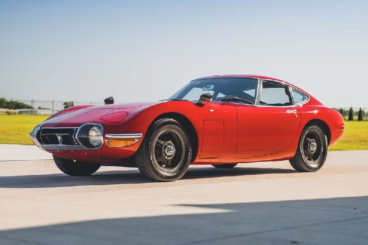  Toyota 2000GT đời 1967 vẫn thường được coi là mẫu xe huyền thoại nhất từng được chế tạo của thương hiệu Nhật Bản, và thi thoảng lại có một chiếc được mang bán đấu giá với cái giá phản ánh đúng chất huyền thoại đó.