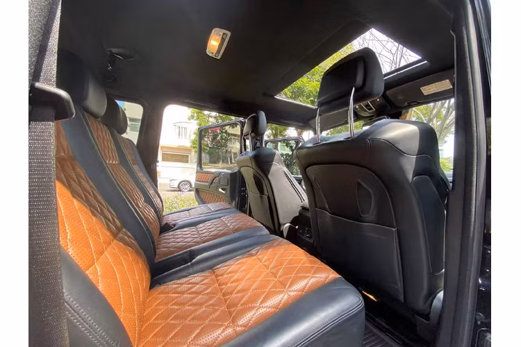 Xuất thân là dòng xe dành cho quân sự, Mercedes-AMG G-Class là dòng xe lâu đời và mang tính biểu tượng cho dòng xe SUV của thương hiệu “Ngôi sao ba cánh”. Danh tiếng của G-Class được gầy dựng bởi sự linh hoạt và độ bền bỉ khi sử dụng.