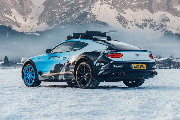 Như có thể thấy trong những bức ảnh ở đây, Ice Race Continental GT mới mang một sơn xanh đặc biệt mà thể hiện sự tri ân tới chiếc Continental GT đã lập kỷ lục ở giải đua leo đồi Pikes Peak International Hill Climb 2019. Bên dưới nắp capô vẫn là động cơ tăng áp kép W12 dung tích 6.0 lít như xe thương mại mà sản sinh 626 mã lực và 900 lb-ft mô-men xoắn cực đại, giúp gia tốc từ 0-100 km/h trong 3,7 giây và tốc độ tối đa 333 km/h.