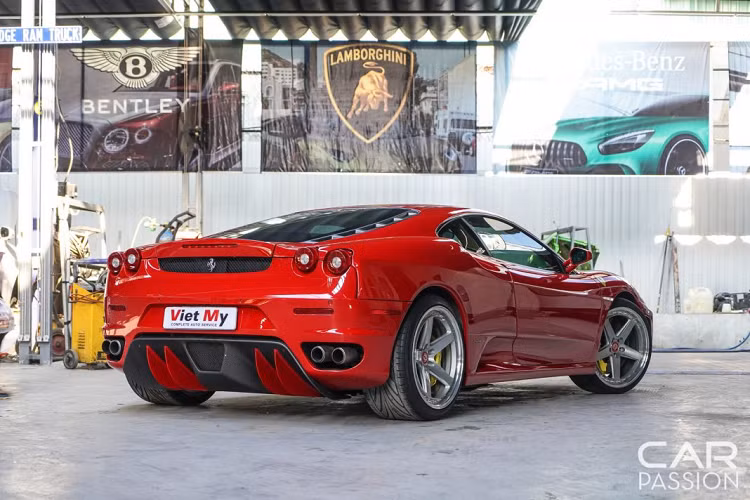 Khoang nội thất của chiếc F430 này mang màu da bò quen thuộc như trên các mẫu Ferrari huyền thoại. Với các chi tiết được thiết kế một cách đầy đủ hơn, hiện đại hơn, khoang nội thất này đem lại một cảm giác thể thao hơn cho người lái. Đồng thời, đây cũng là một trong những chiếc Ferrari đầu tiên được trang bị các nút bấm trên vô lăng, giúp giảm bớt thao tác thừa cho người lái khi cầm lái “con ngựa hoang” này.