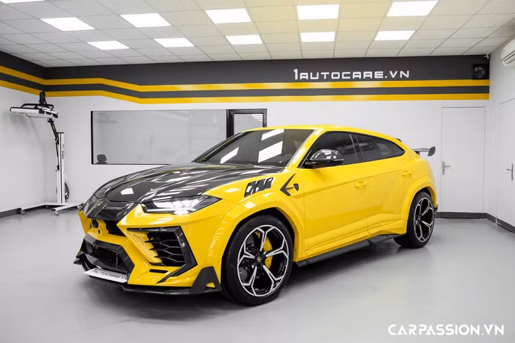 Xuất hiện trong bài viết là một chiếc Urus đã được chủ nhân chi hơn 3 tỷ đồng để nâng cấp lại toàn bộ ngoại thất với gói độ Mansory Venatus cùng những chi tiết thuộc gói Urus Soft Kit (Mansory).