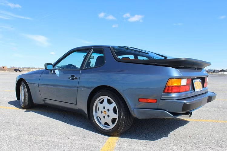 Do đó, cùng với số tiền 58.000 USD, tại sao bạn không lựa chọn lấy một chiếc Porsche cổ điển, đặc sắc hơn ví như chiếc Porsche 944 S2 đời 1990 ở hình trên. Nó đang được chào bán trên eBay, và mặc dù số tiền yêu cầu có vẻ cao, nhưng không phải là vô lý mà như thế.