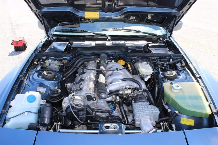 Đầu tiên, chiếc xe mới chỉ chạy chưa tới 3.200 km. Thứ hai, nó đã được cất giữ cẩn thận suốt 27 năm qua trong một garage kiểm soát nhiệt độ. Vốn được mua trong năm 1990 tại đại lý Connecticut Porsche, Mỹ, chủ nhân ban đầu đã lái rất ít và nó được đăng ký lần cuối trong năm 1993. Kể từ đó, chiếc xe đã được đưa vào garage và có một giấc ngủ dài gần 3 thập kỷ.