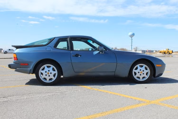 Porsche từng tuyên bố 944 S2 có thời gian gia tốc từ 0-100 km/h trong 6,8 giây và đạt tốc độ tối đa 241 km/h. Chiếc xe cụ thể ở đây còn có lắp đặt tùy chọn túi khí kép và phanh ABS, hai tính năng không hề phổ biến trong mọi chiếc xe mới của năm 1990. Để khiến nó trở nên giống 944 Turbo hơn, Porsche đã mang tới cho 944 S2 một bộ thân vỏ khí động học bao gồm tấm cản va tròn, tấm bảo vệ gầm xe, một bộ khuếch tán gió phía sau, và thanh ốp sườn.