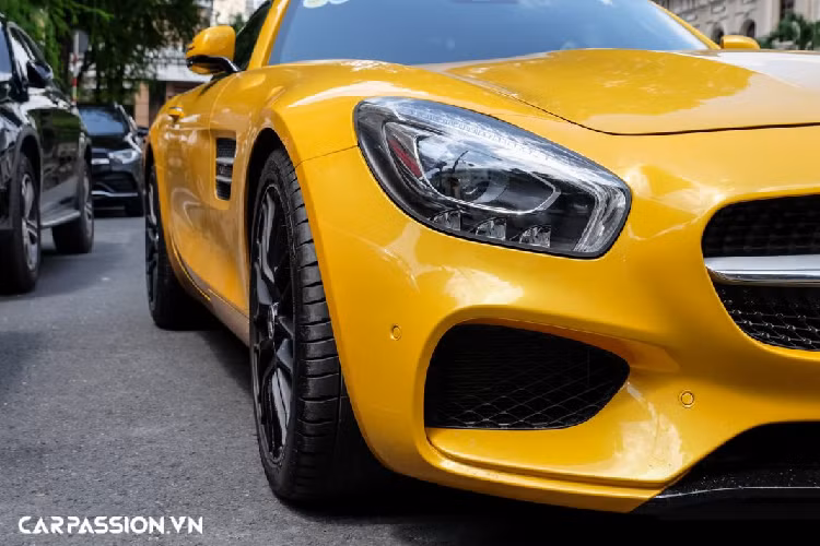 Về ngoại thất, Mercedes-AMG GT S hàng hiếm mang trên mình những đường nét mềm mại và không kém phần quyến rũ, thể hiện rõ ngôn ngữ thiết kế “Sensual Purity” (sự gợi cảm thuần khiết) mà hãng xe Đức áp dụng trên các phiên bản AMG GT với tỉ lệ kinh điển, bao gồm mũi xe dài, nắp ca-pô được dập gân mạnh mẽ, khoang lái được đẩy tối đa về phía sau và đuôi xe bo tròn mang dáng vẻ như một chiếc fastback năng động.