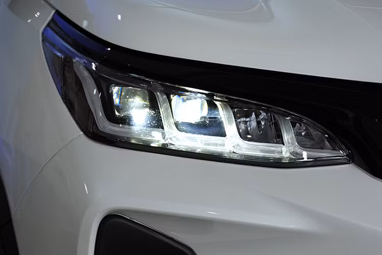 Nội thất Fortuner 2021 không có thay đổi về bố cục so với phiên bản cũ. Toyota chỉ thực hiện những thay đổi nhỏ tập trung vào tiện nghi và giải trí, đổi mới thiết kế ghế ngồi đi kèm với vật liệu và cách trang trí khác nhau. Nội thất được bọc da đen trắng 2 tone, chỉ viền trắng trang trí. Các mảng trang trí giả vân gỗ được thay bằng viền bạc.