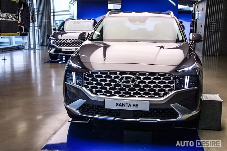 Qua hình ảnh, có thể thấy Hyundai SantaFe 2021 mới bản N Performance Kit được sơn màu đen toàn thân với một số điểm nhấn màu vàng tương phản như viền nối giữa 2 cụm đèn pha và ôm lấy lưới tản nhiệt hoặc viền trên cản trước/cản sau. Ngoài ra, xe còn được trang bị lưới tản nhiệt khác biệt so với bản tiêu chuẩn. Theo đó, xe đi kèm lưới tản nhiệt với những nan dày dặn nằm dọc sơn màu đen phối vàng, tạo thiết kế "tông xuyệt tông". Bên dưới lưới tản nhiệt là thiết kế cản trước mới, theo phong cách thể thao và hầm hố hơn.