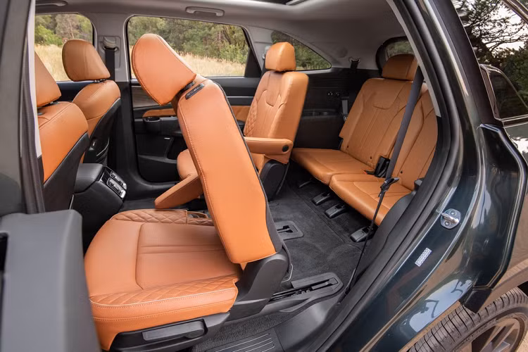 Mẫu SUV còn được trang bị hệ thống điều hòa với các lỗ gió ở hàng ghế sau, 8 cổng USB, sạc điện thoại không dây, mâm xe 17-20 inch. Hãng xe Hàn cũng cung cấp 2 tùy chọn cấu hình nội thất cho Sorento, gồm 6 chỗ (2-2-2) và 7 chỗ (2-3-2). Hàng ghế thứ 2 trên phiên bản 6 chỗ gồm 2 ghế được tách riêng.