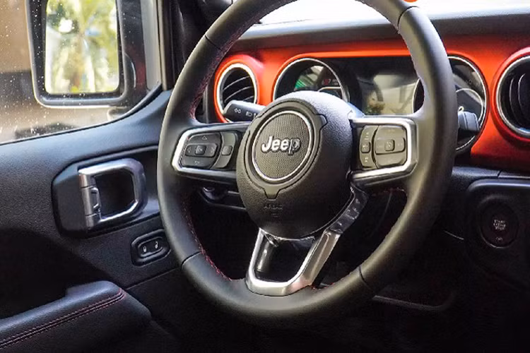 Là một chiếc SUV chơi, Wrangler Rubicon cho phép người dùng linh hoạt tùy biến xe theo nhiều cách khác nhau như: mui xe (bản mui cứng) có thể tháo rời ở phía trước để mang lại một cửa sổ trời. Ngoài ra, toàn bộ phía sau (từ vị trí cột D) có thể tháo rời để “hô biến” chiếc Jeep Wrangler này thành một mẫu SUV mui trần.