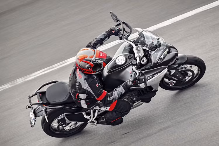 Phiên bản tiêu chuẩn của Multistrada V4 nổi bật với màu đỏ Ducati Red, sử dụng phuộc trước và monoshock của Marzocchi. Hệ thống kẹp phanh Brembo M4.32 bốn piston, màn hình TFT-LCD 5 inch đủ màu được lắp trên tay lái, cùng với đèn pha LED và đèn chạy ban ngày.
