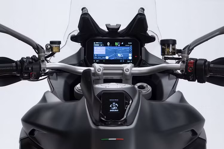 Tổng thể ngoại hình của Ducati Multistrada V4 2021 được tinh chỉnh theo hướng hiện đại và trẻ trung. Cụm đèn chiếu sáng, đèn định vị và đèn hậu LED có thiết kế sắc sảo hơn.