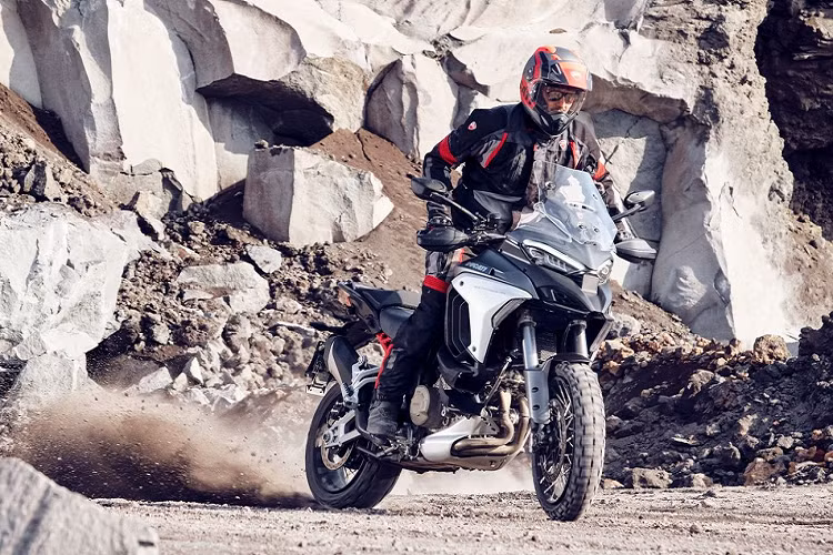 Bước sang thế hệ thứ tư, Ducati Multistrada V4 2021 mới đã đi được một chặng đường dài kể từ thiết kế đầu tiên do Pierre Terblanche chắp bút.