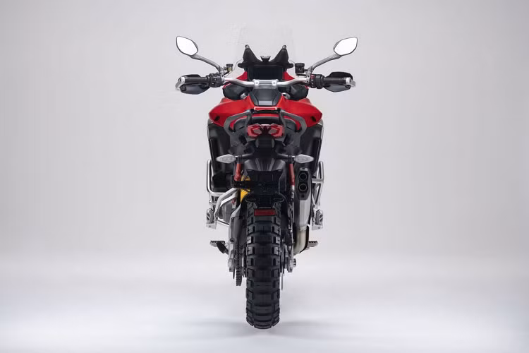 Đi kèm với tất cả các trang bị trên Multistrada V4S, V4S Sport còn có thêm ống xả Akrapovic bằng titan và sợi carbon, cùng tấm chắn bùn trước cũng bằng sợi carbon. Với Ducati Multistrada V4S Sport sẽ có điểm nhấn là màu sơn thể thao độc đáo với sọc màu trắng chia đôi màu đỏ và đen, cùng cặp mâm đen bóng.
