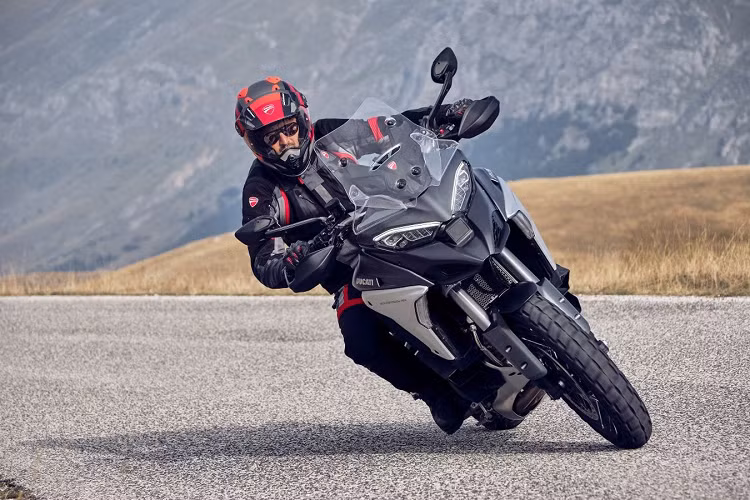 Được giới thiệu với các các phiên bản của mẫu xe môtô Ducati Multistrada V4, V4S và V4S Sport, mẫu xe này thừa hưởng ngôn ngữ thiết kế từ những mẫu Multistrada sử dụng động cơ V-Twin trước đây.